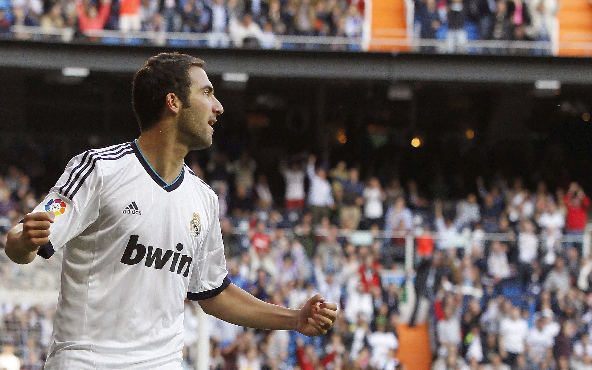 拜仁控球占优，短传渗透打穿防区，拜仁全攻全守